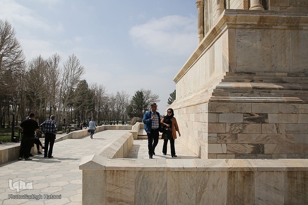 مسافران نوروزی در آرامگاه فردوسی مشهد