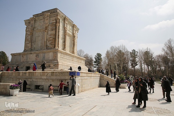 مسافران نوروزی در آرامگاه فردوسی مشهد