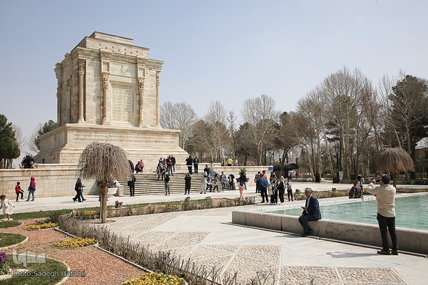 مسافران نوروزی در آرامگاه فردوسی مشهد