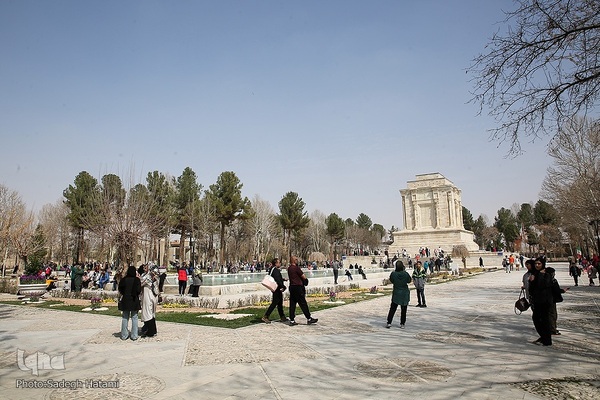 مسافران نوروزی در آرامگاه فردوسی مشهد