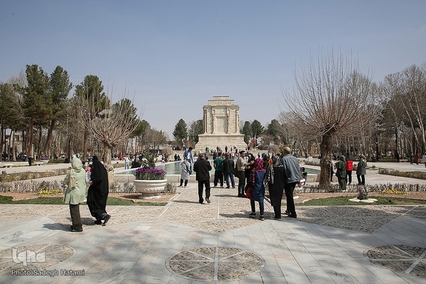 مسافران نوروزی در آرامگاه فردوسی مشهد
