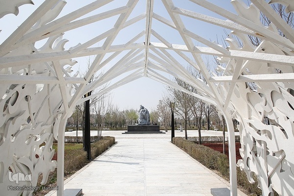 مسافران نوروزی در آرامگاه فردوسی مشهد