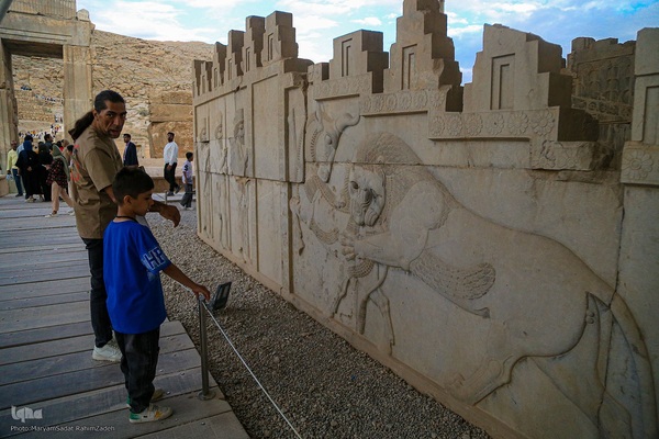 تخت جمشید میزبان مهمانان نورورزی