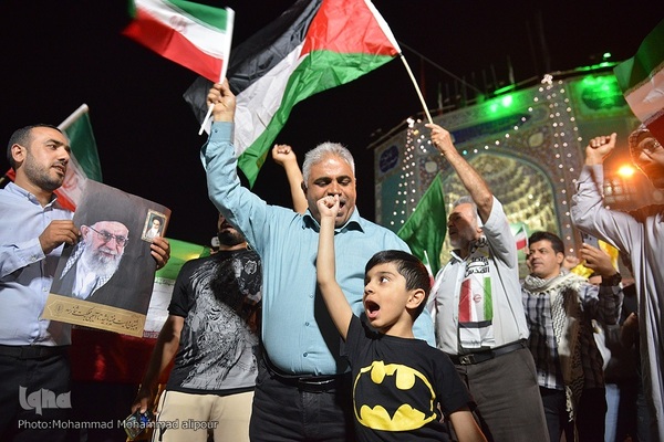 حمایت مردم اهواز از حمله موشکی و پهپادی به رژیم صهیونیستی