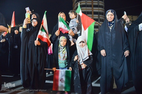 حمایت مردم اهواز از حمله موشکی و پهپادی به رژیم صهیونیستی