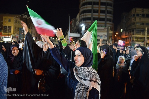 حمایت مردم اهواز از حمله موشکی و پهپادی به رژیم صهیونیستی