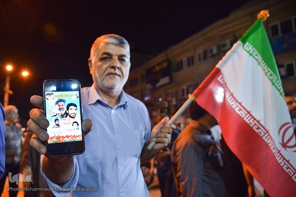 حمایت مردم اهواز از حمله موشکی و پهپادی به رژیم صهیونیستی