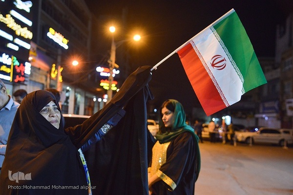 حمایت مردم اهواز از حمله موشکی و پهپادی به رژیم صهیونیستی