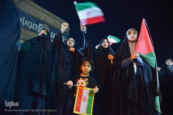 حمایت مردم اهواز از حمله موشکی و پهپادی به رژیم صهیونیستی