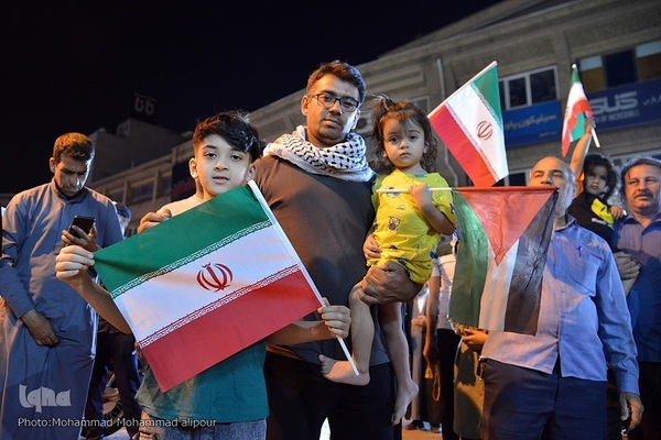 حمایت مردم اهواز از حمله موشکی و پهپادی به رژیم صهیونیستی
