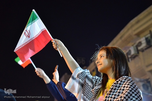 حمایت مردم اهواز از حمله موشکی و پهپادی به رژیم صهیونیستی