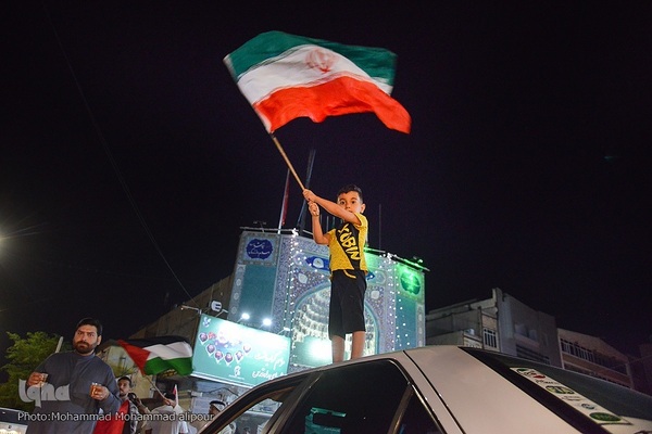 حمایت مردم اهواز از حمله موشکی و پهپادی به رژیم صهیونیستی