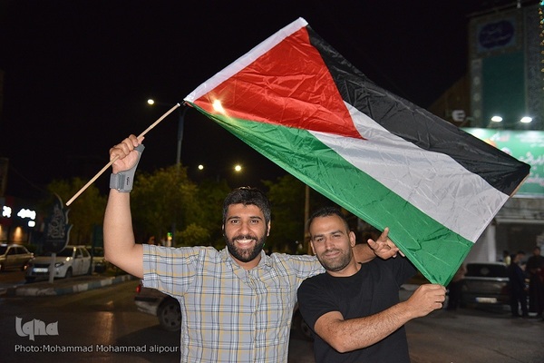 حمایت مردم اهواز از حمله موشکی و پهپادی به رژیم صهیونیستی