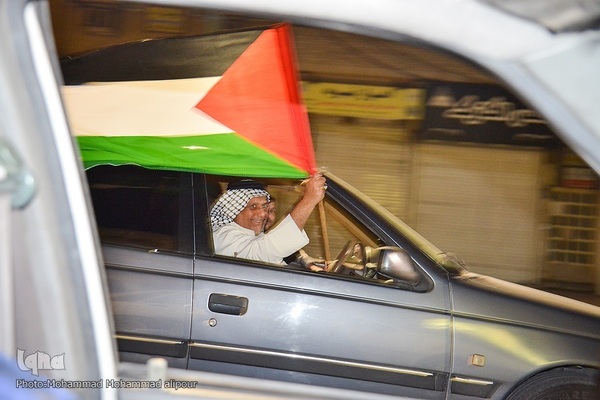 حمایت مردم اهواز از حمله موشکی و پهپادی به رژیم صهیونیستی