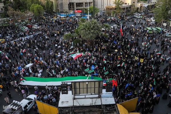 تجمع مردمی در پی حمایت حمله موشکی به رژیم صهیونیستی