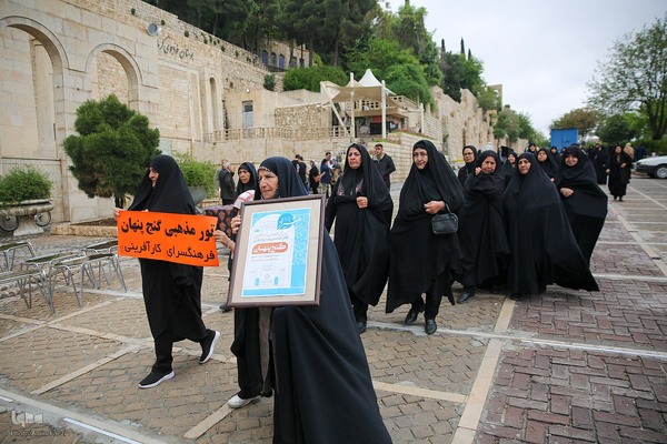 آیین معنوی جایگزینی قرآن در دروازه قرآن‎