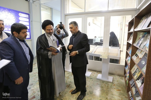 حجت الاسلام والمسلمین سید عبدالفتاح نواب، نماینده ولی فقیه در امور حج و زیارت صبح امروز از خبرگزاری ایکنا بازدید کردند.