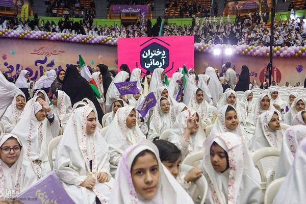 اجتماع ۲۰ هزارنفری «دختران آرمانی»