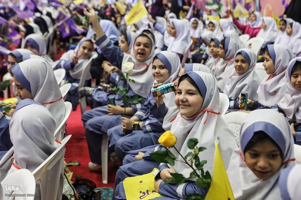 اجتماع ۲۰ هزارنفری «دختران آرمانی»