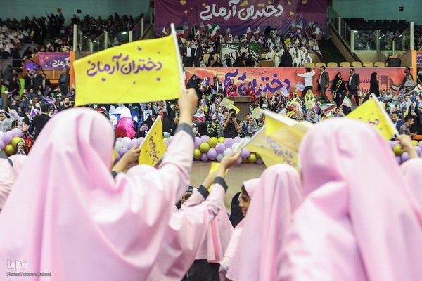 اجتماع ۲۰ هزارنفری «دختران آرمانی»