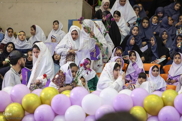 اجتماع ۲۰ هزارنفری «دختران آرمانی»