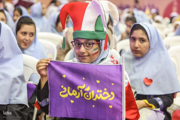 اجتماع ۲۰ هزارنفری «دختران آرمانی»