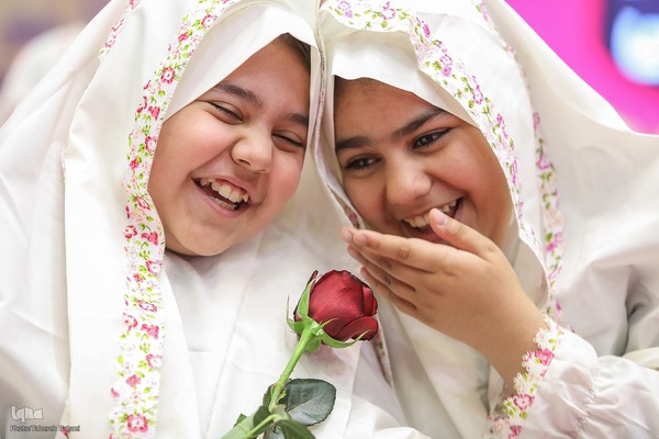 اجتماع ۲۰ هزارنفری «دختران آرمانی»