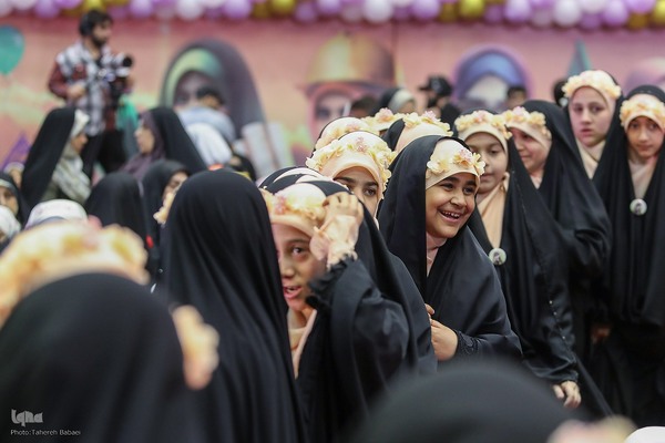 اجتماع ۲۰ هزارنفری «دختران آرمانی»