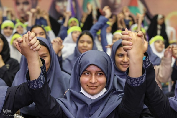 اجتماع ۲۰ هزارنفری «دختران آرمانی»