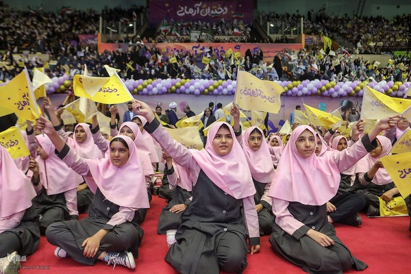 اجتماع ۲۰ هزارنفری «دختران آرمانی»