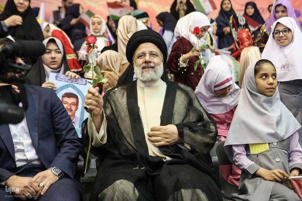 اجتماع ۲۰ هزارنفری «دختران آرمانی»