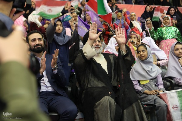 اجتماع ۲۰ هزارنفری «دختران آرمانی»