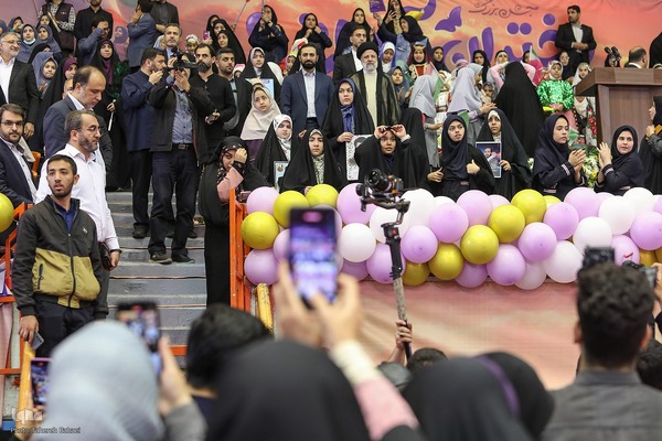 اجتماع ۲۰ هزارنفری «دختران آرمانی»