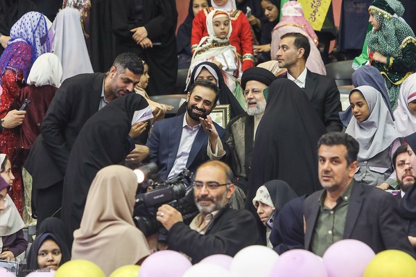 اجتماع ۲۰ هزارنفری «دختران آرمانی»