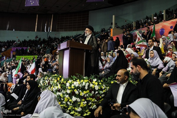 اجتماع ۲۰ هزارنفری «دختران آرمانی»