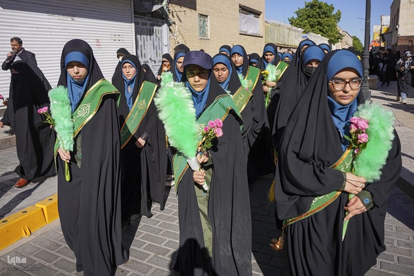 شادپیمایی دختران به‌مناسبت میلاد حضرت معصومه (س)