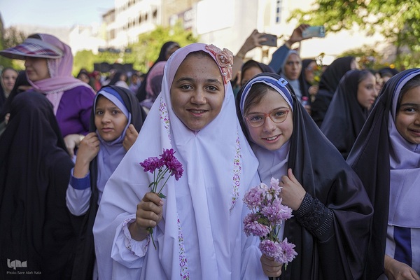 شادپیمایی دختران به‌مناسبت میلاد حضرت معصومه (س)