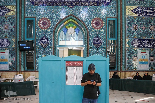 رای‌گیری مرحلهٔ دوم انتخابات مجلس در حسینیه ارشاد