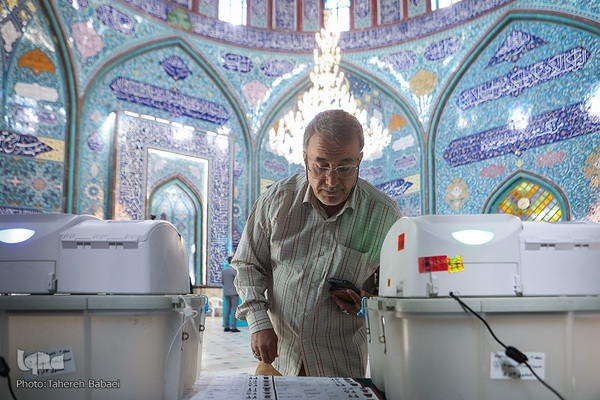 رای‌گیری مرحلهٔ دوم انتخابات مجلس در حسینیه ارشاد