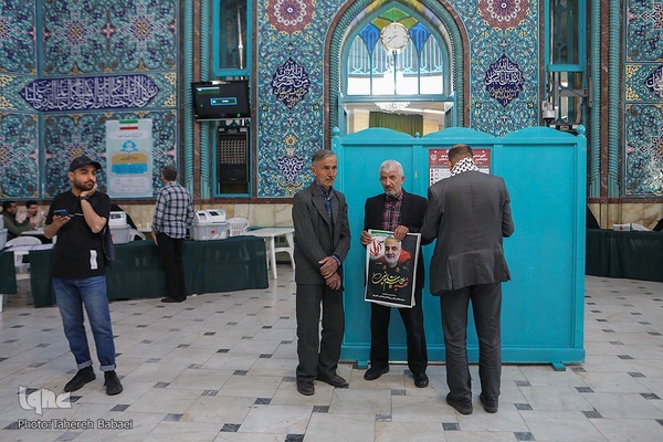 رای‌گیری مرحلهٔ دوم انتخابات مجلس در حسینیه ارشاد