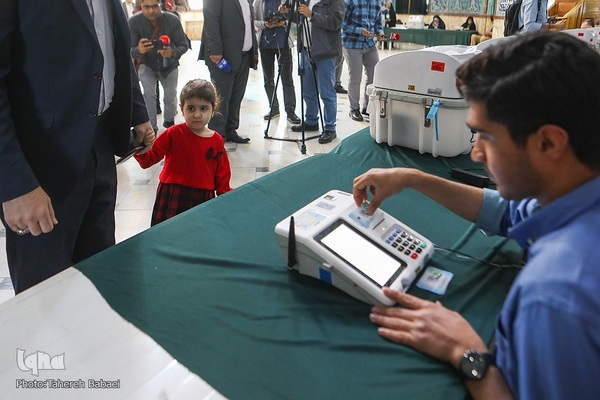 رای‌گیری مرحلهٔ دوم انتخابات مجلس در حسینیه ارشاد