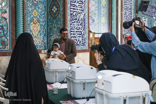 رای‌گیری مرحلهٔ دوم انتخابات مجلس در حسینیه ارشاد