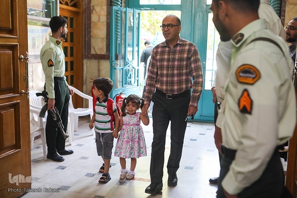 رای‌گیری مرحلهٔ دوم انتخابات مجلس در حسینیه ارشاد