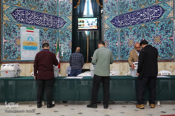 رای‌گیری مرحلهٔ دوم انتخابات مجلس در حسینیه ارشاد