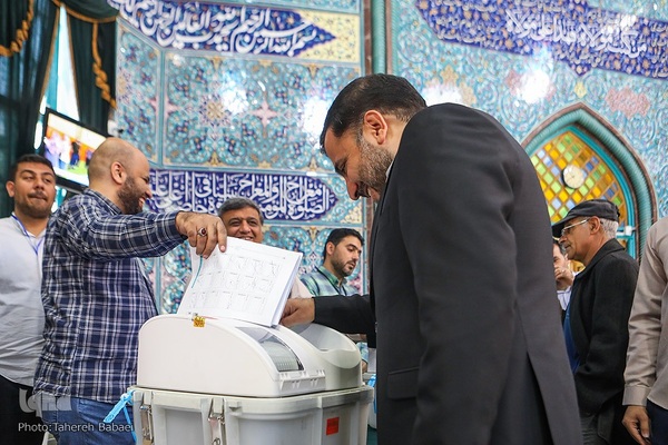 رای‌گیری مرحلهٔ دوم انتخابات مجلس در حسینیه ارشاد