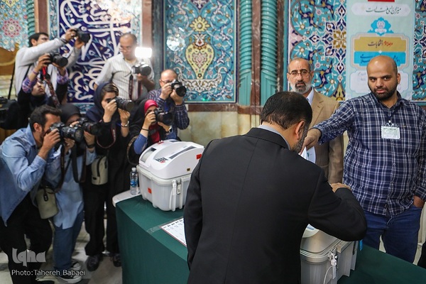 رای‌گیری مرحلهٔ دوم انتخابات مجلس در حسینیه ارشاد