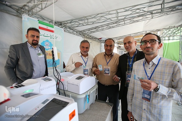 حال و هوای نمایشگاه کتاب در روز انتخابات