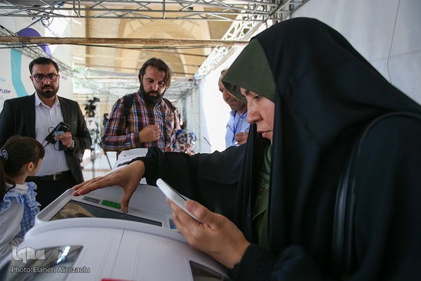 حال و هوای نمایشگاه کتاب در روز انتخابات