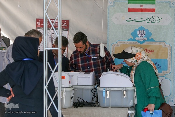 حال و هوای نمایشگاه کتاب در روز انتخابات