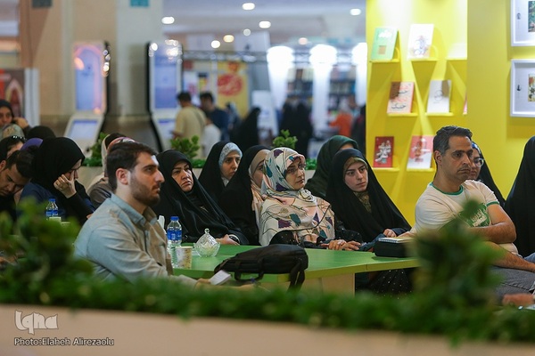 حال و هوای نمایشگاه کتاب در روز انتخابات